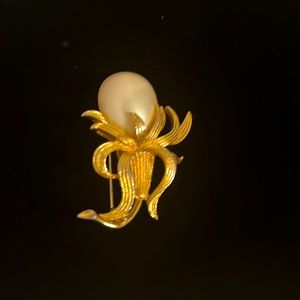 Three-dimensional pearl flower brooch. Western antique jewelry